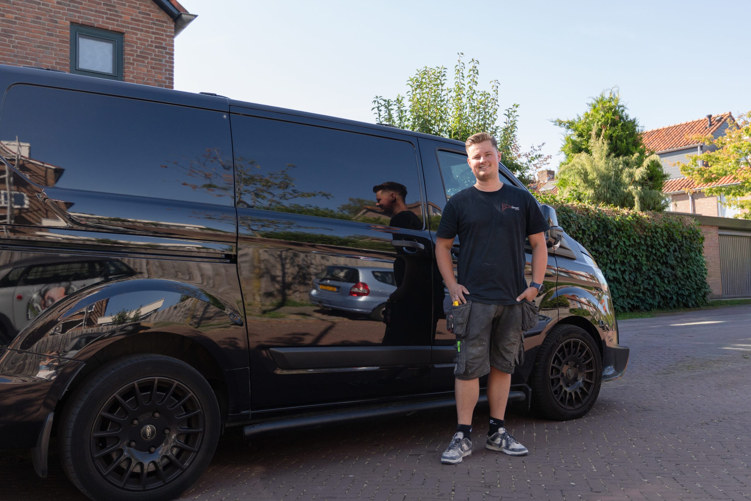 Van Heijningen Techniek | Bedrijfsbus en team Van Heijningen Techniek zonnepanelen installeren